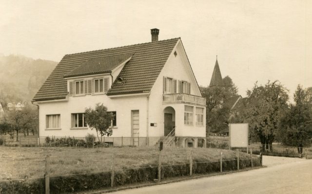 Wohnhaus an der Hauptstrasse 56 mit Blick zur alten Kirche