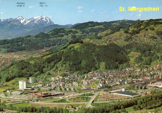 Farbige Flugaufnahme mit Blick zum Säntis und Altmann