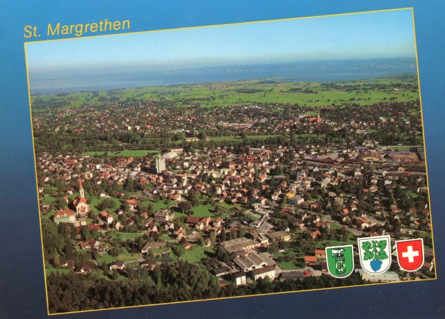 Schräge Luftaufnahme mit Blick zum Bodensee und drei Wappen