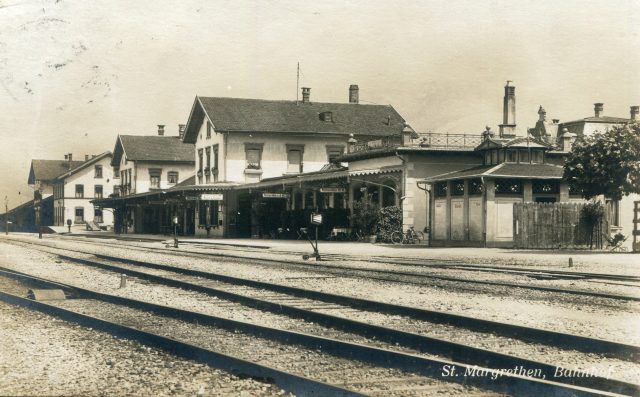 Historische Ansicht der Gleisanlagen und des Bahnhofsgebäudes
