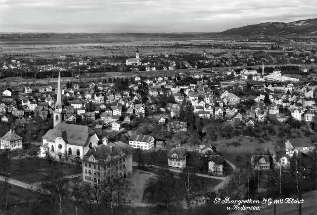 Schulhaus Rosenberg mit katholischer Kirche