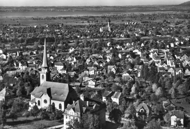 Luftaufnahme im Frühling mit Rosenberg-Schulhaus