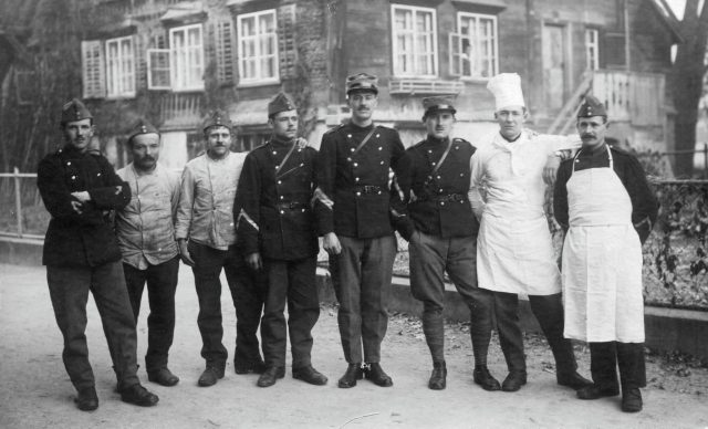 Schweizer Soldaten und Küchenmannschaft beim Grenz-Aktivdienst