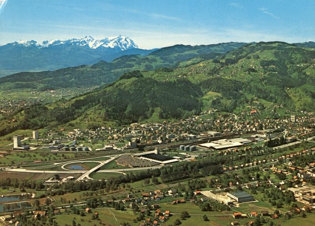 Luftaufnahme mit Industrie, Autobahnkreuz und Blick zum Säntis