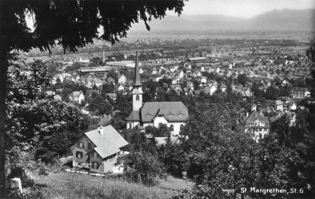 Ortsansicht mit der katholischen Kirche und Schulhaus Rosenberg