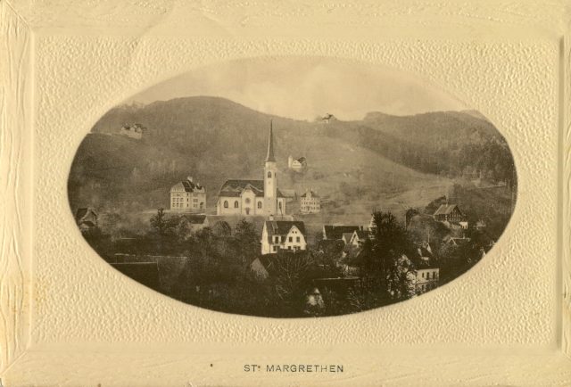 Geprägte Passepartout-Ansichtskarte mit Kirche St. Margaretha und Schulhaus Rosenberg