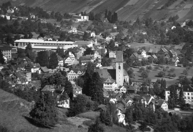 Panoramablick vom Hang auf Thal SG mit Paritätischer Kirche St. Demetrius und Dorfkern