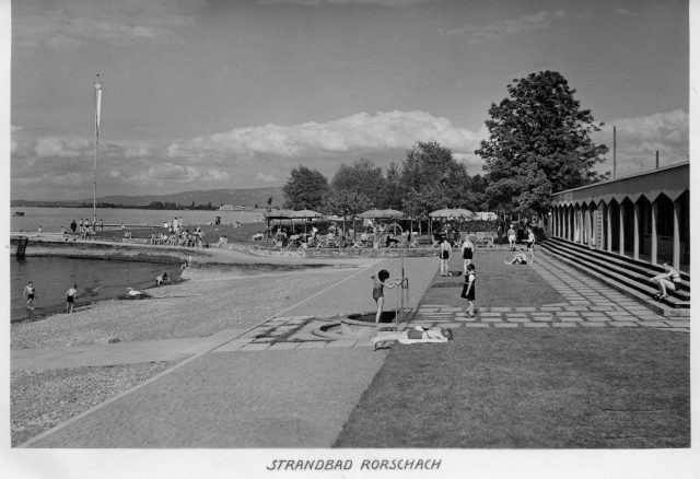 Strandbad Rorschach am Bodensee mit Liegewiese und Kabinentrakt