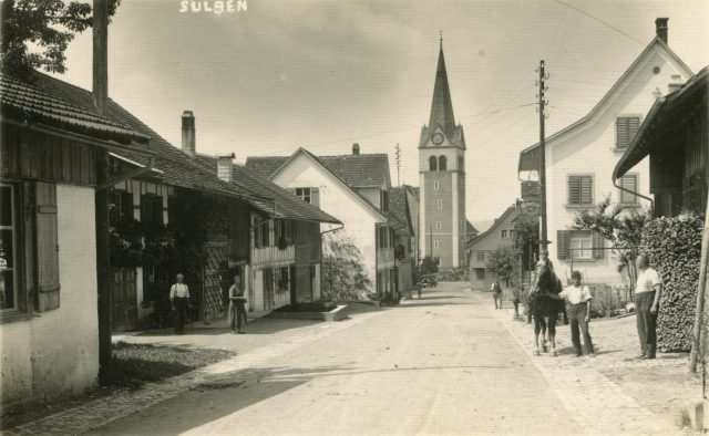 Historische Dorfstraße mit Kirche