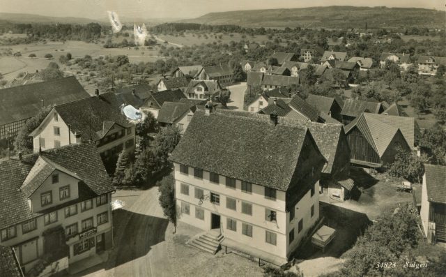 Historische Dorfansicht mit markantem Riegelbau